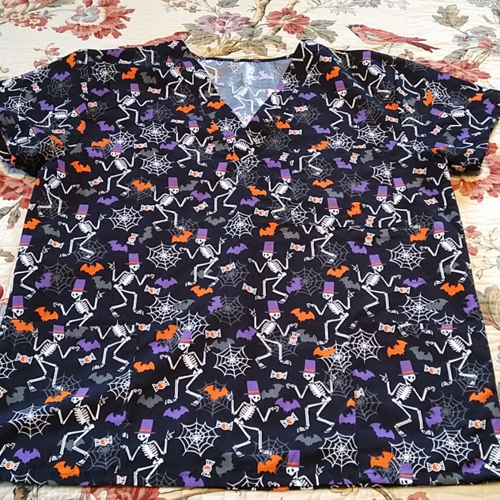 NWOT 🥧 I ♥️ Scrubs skeleton and bats 3 pocket top